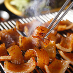 돼지껍데기 구이 grilled pork skin
